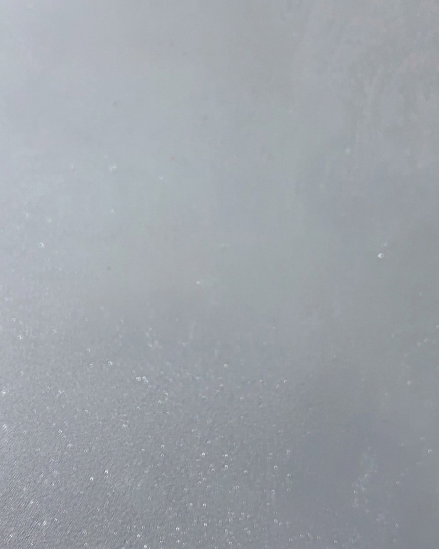 Une texture de fond abstraite gris clair et lisse représentant la zone dapplication.