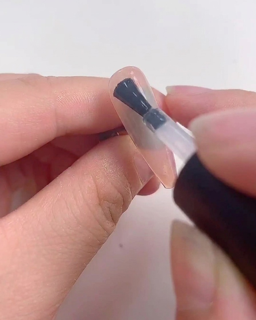 Un ongle placé sous une lampe UV ou LED pendant le processus de polymérisation.