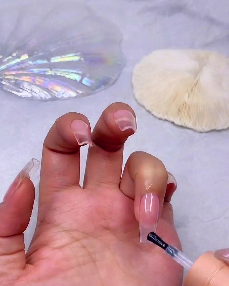 Ajout dune deuxième couche de gel blanc laiteux sur la pointe de longle pour accentuer lintensité du dégradé.