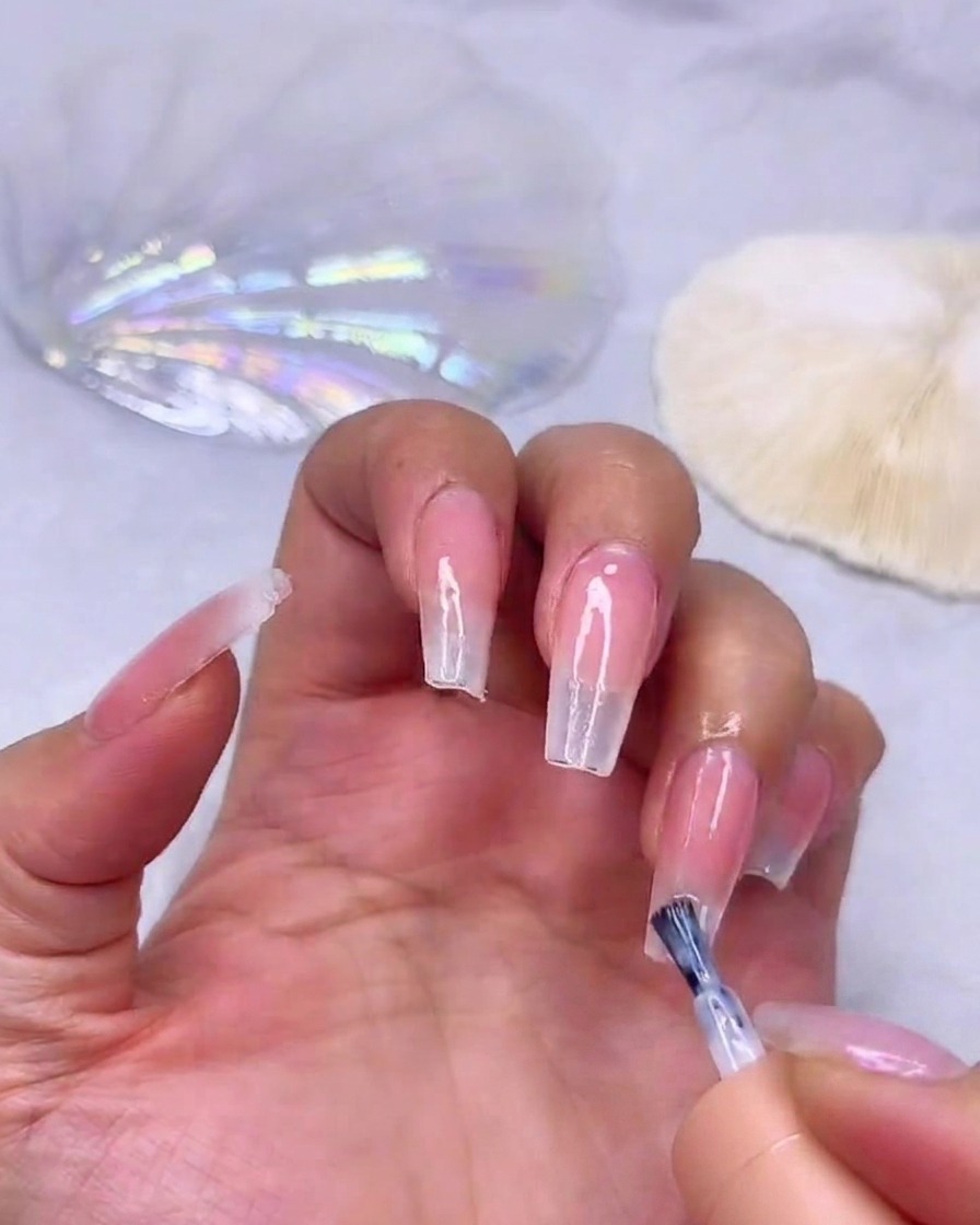 Application dune troisième couche de gel blanc laiteux tout au bout de longle pour une opacité maximale.