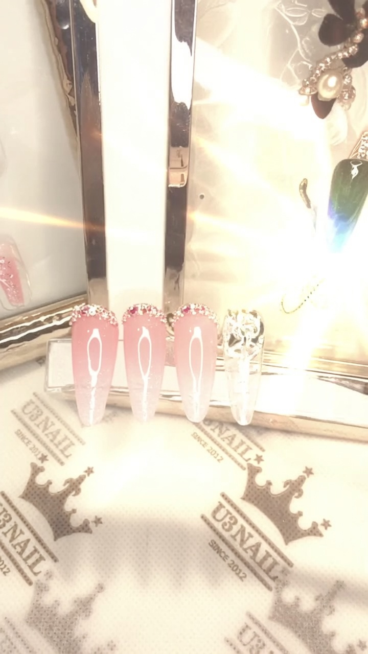 Ongles Dégradés Rose et Blanc Luxe Léger avec Cascade de Strass — Tutoriel Étape par Étape