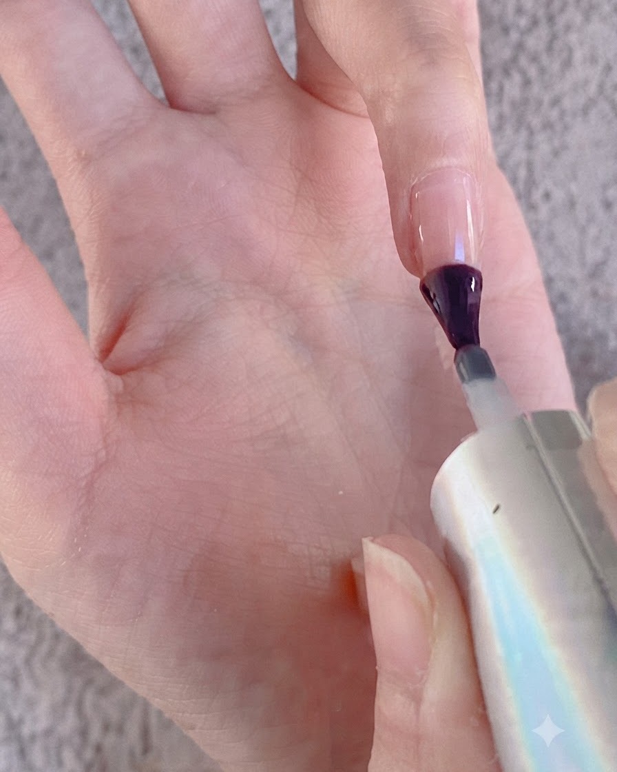 Un pinceau à ongles appliquant du gel sur la surface dun doigt en préparation pour la poudre chrome.