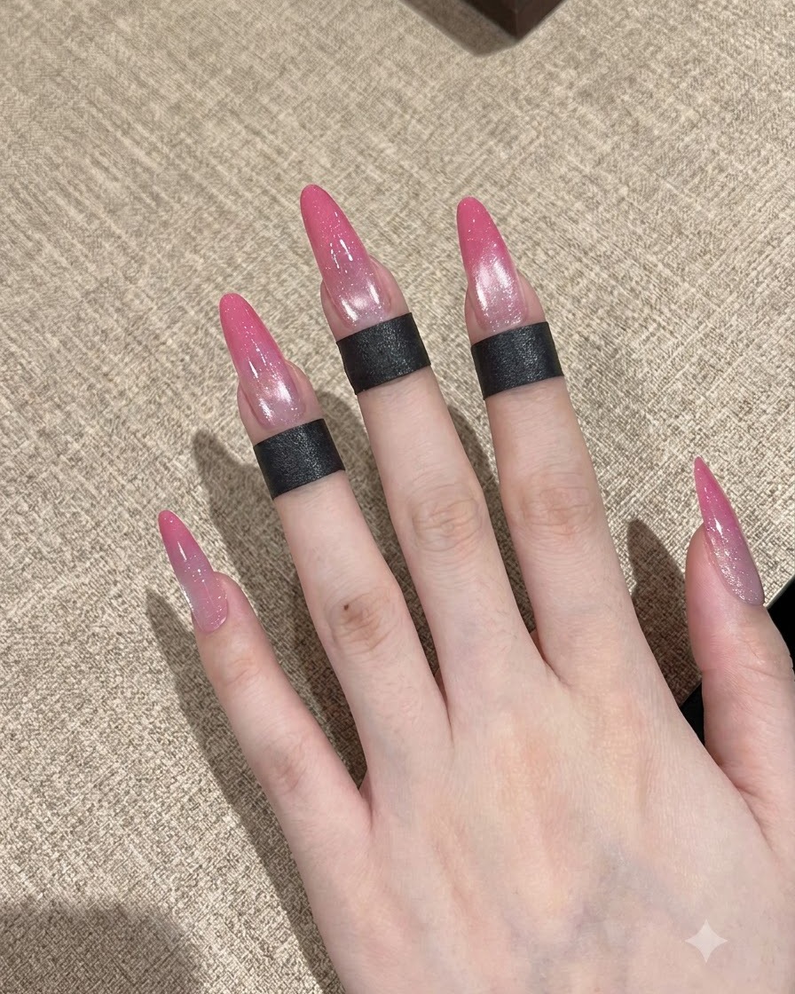 Un pinceau à ongles appliquant une couche de base transparente sur un ongle préparé.