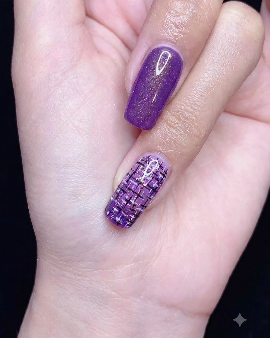 Un outil de précision plaçant de petites perles blanches près de la base dun nail art tweed terminé.
