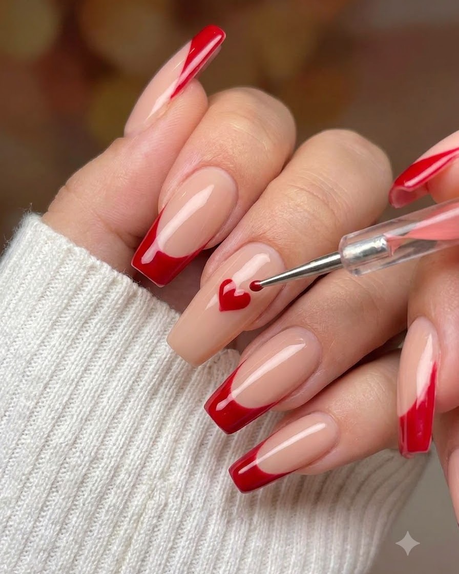 Un pinceau de nail art détaillé remplissant des sections alternées dun motif de grille avec du vernis blanc.