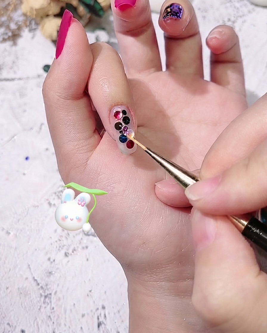 Gros plan de petits sequins colorés placés dans les espaces entre les sequins existants.