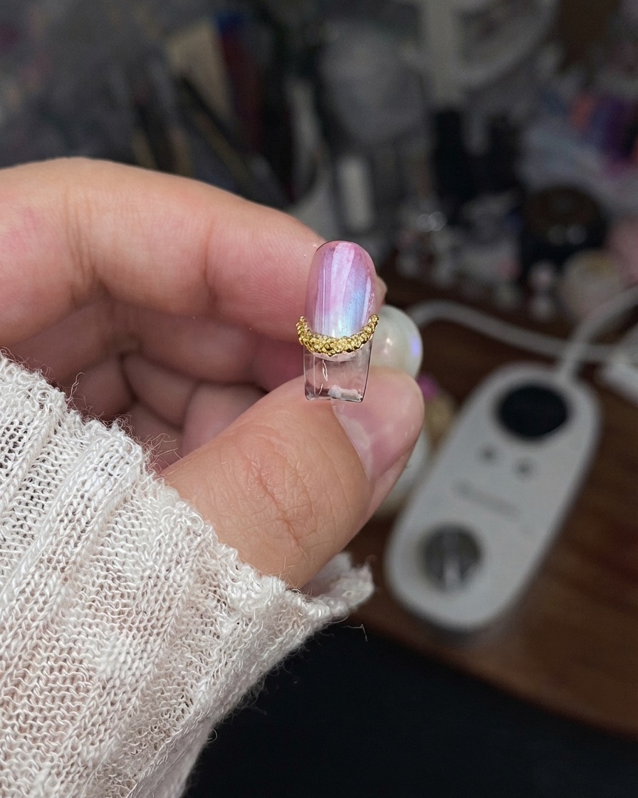 Pièce dongle finie présentée pour montrer les bords scellés et les détails de conception achevés.