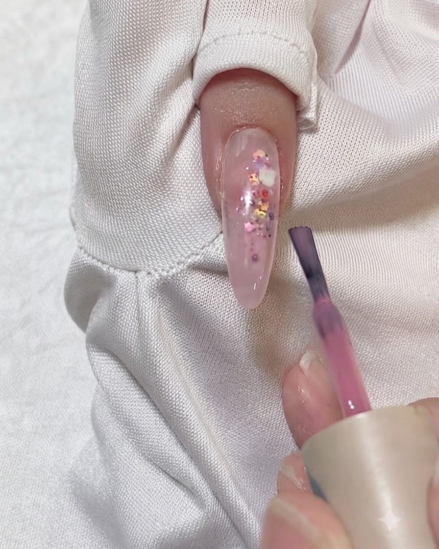 Un ongle nettoyé avec une lingette non pelucheuse et un produit nettoyant.