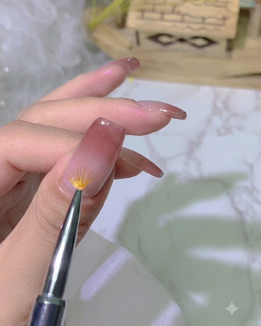 Un pinceau dégradé spécialisé estompant le bord du vernis gel sur la surface de longle.