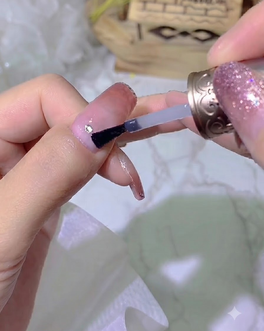 Une main positionnée à lintérieur dune lampe à ongles UV professionnelle pour la catalyse.