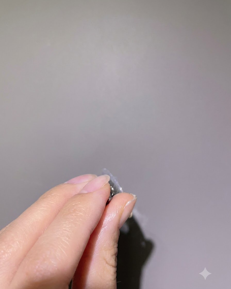 Vue de profil dun doigt tenu à lenvers, permettant au gel de construction transparent de sauto-égaliser.