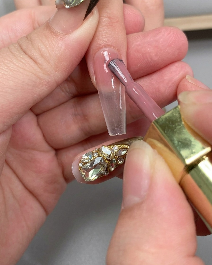 Une main positionnée sous une lampe à ongles UV pour catalyser lapplication de la base.