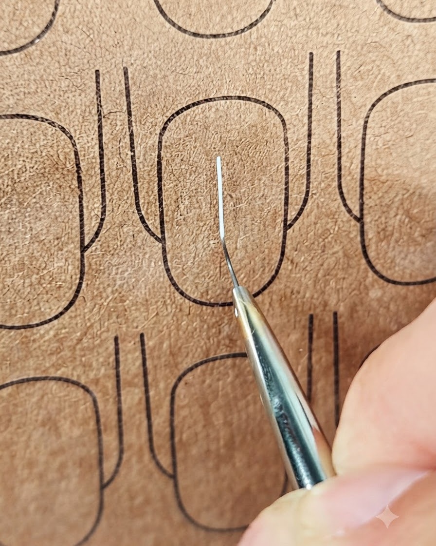 Gros plan dun pinceau liner traçant une ligne horizontale blanche sur une ligne verticale sur une surface dongle dentraînement.