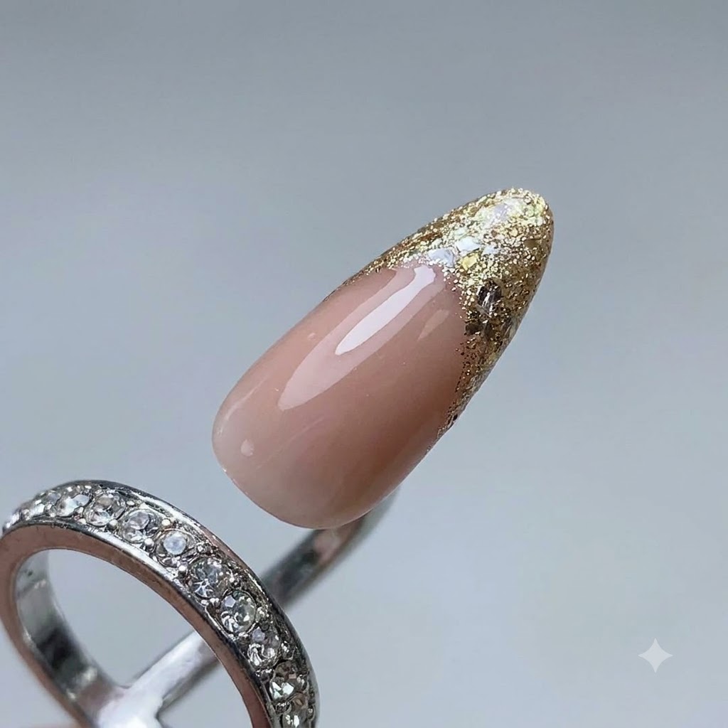 Gros plan dun pinceau pour ongles appliquant du gel platine pour former une ligne de guide de French tip sur un ongle manucuré.