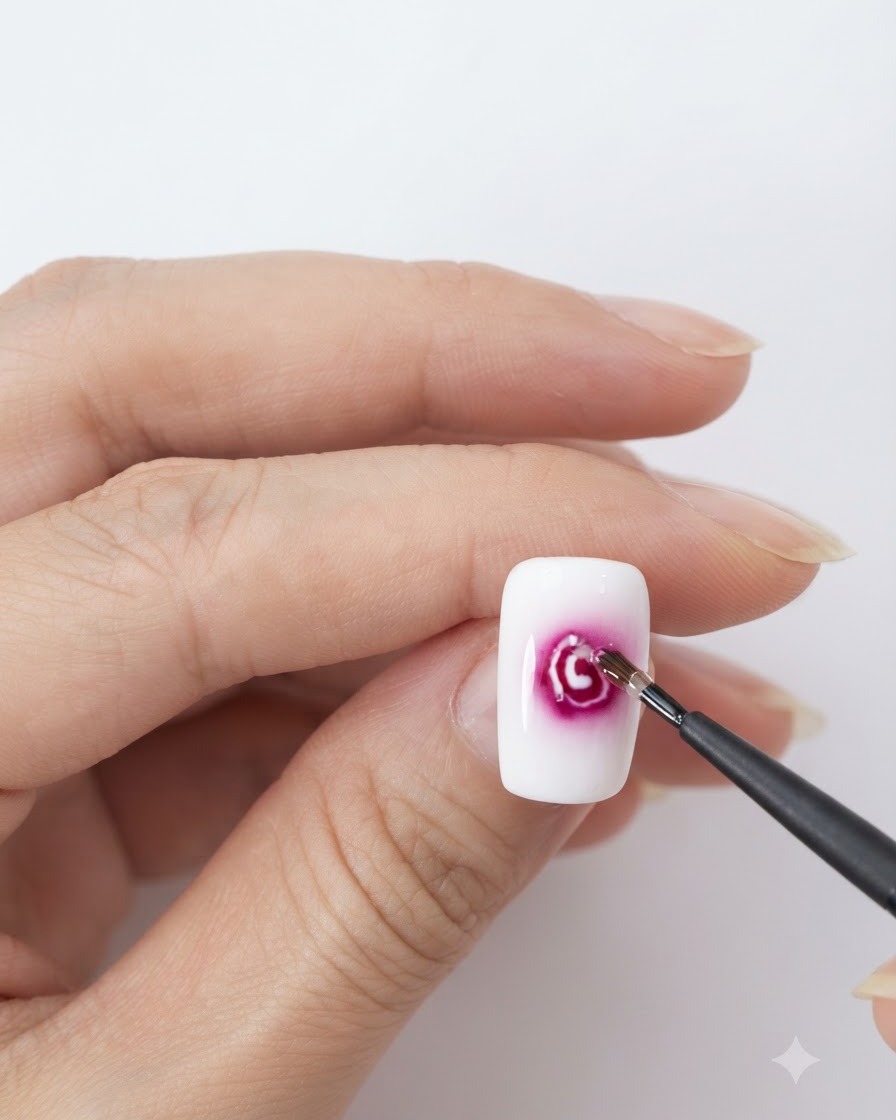 Un pinceau liner dessinant un contour circulaire blanc vers lextérieur à partir du point central rouge sur un ongle.