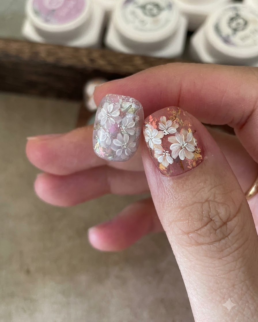 Un pinceau estompant des points de gel violet pour obtenir un effet aquarelle blooming doux.