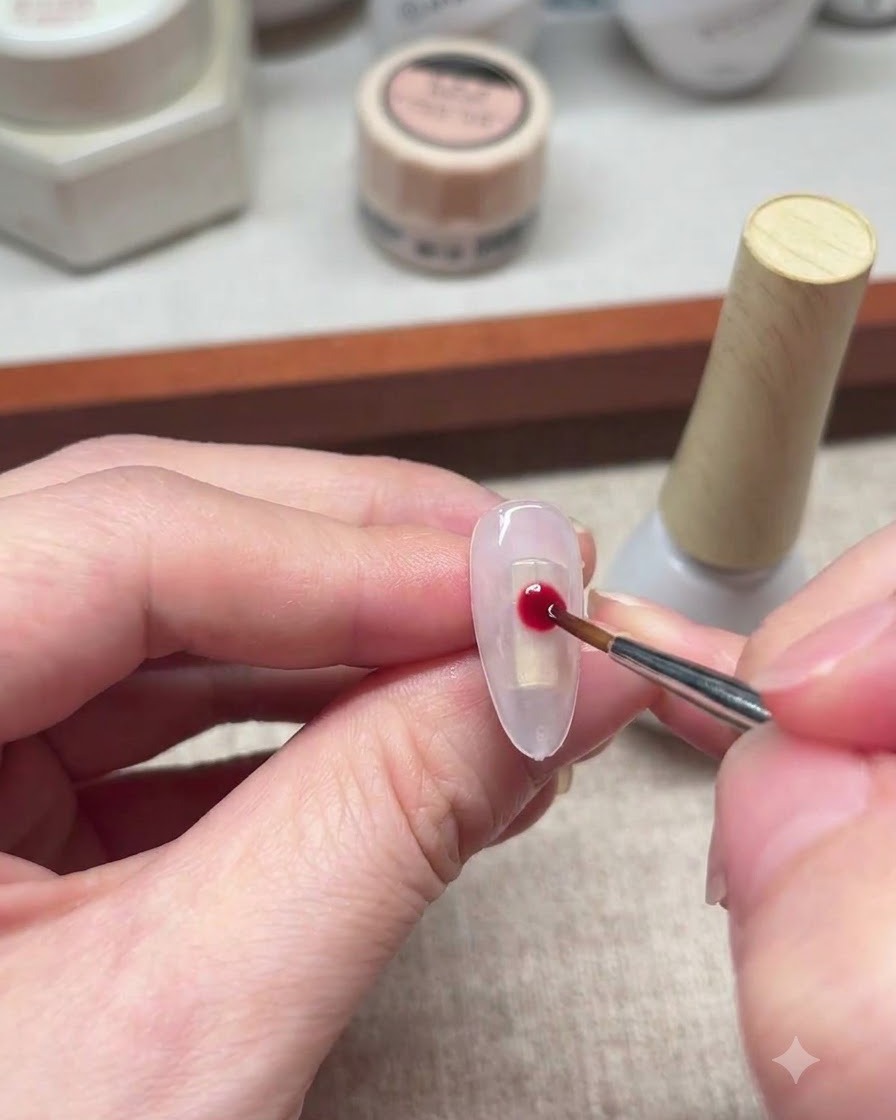 Un pinceau liner fin trempant dans du vernis gel blanc.