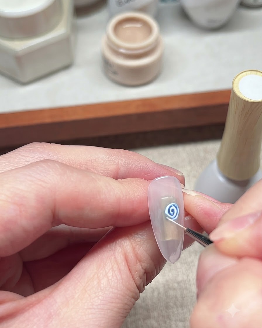 Vue rapprochée dun pinceau liner fin détaillant et affinant les pétales blancs du nail art rose bleue.