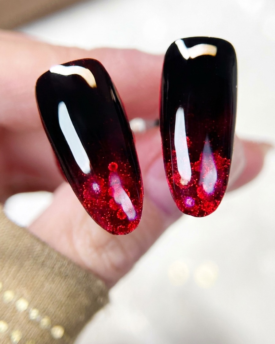 Un pinceau pour nail art prélève des paillettes holographiques rouges dans un petit pot.