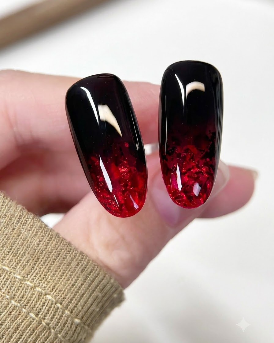 Un pinceau appliquant une couche de gel de modelage transparent par-dessus le motif de paillettes rouges sur longle.