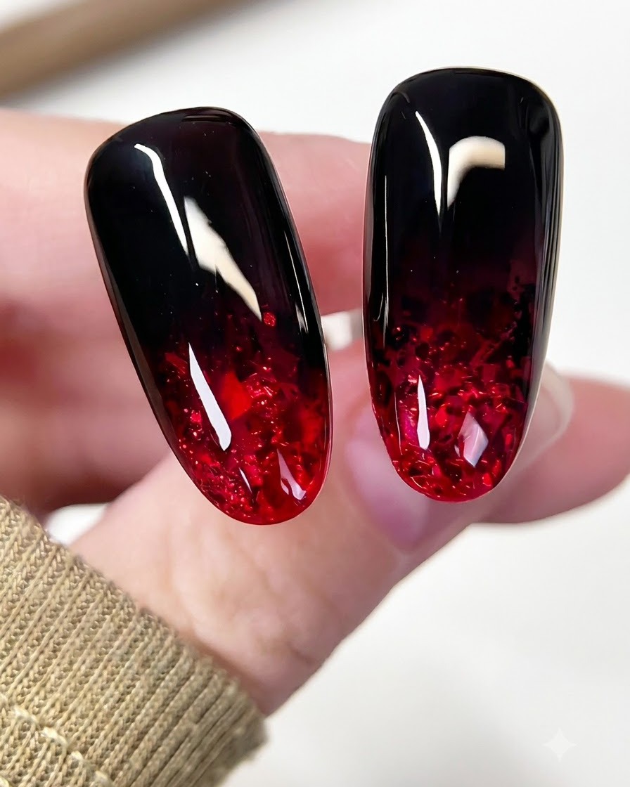 Une lime buffer adoucissant la surface dun ongle brillant à paillettes encapsulées.