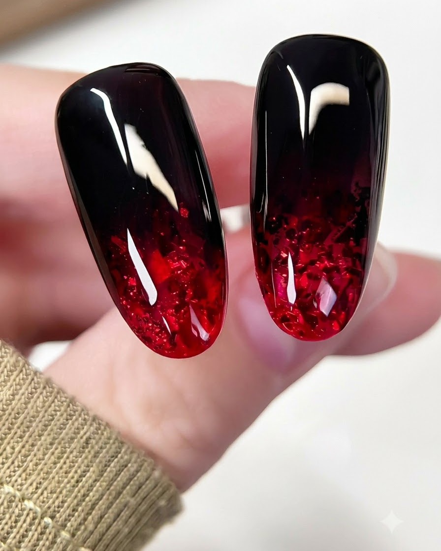 Un petit pinceau à ongle appliquant du gel noir sur la partie supérieure dun ongle en amande en effectuant un mouvement de tapotement.