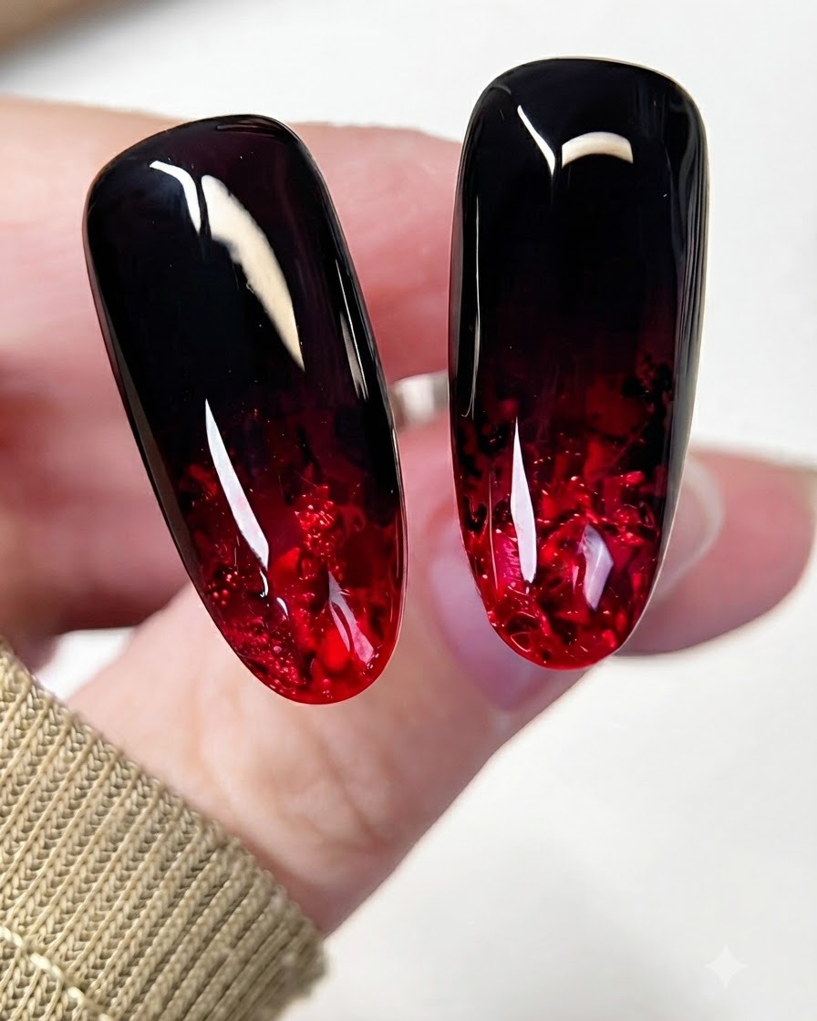 Un pinceau appliquant une couche de gel rouge translucide vif sur la partie pailletée de longle.