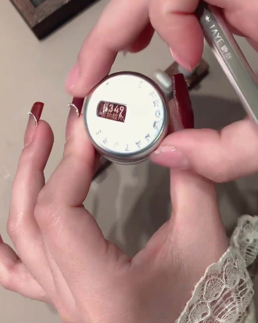 Un aimant positionné près dun ongle en velours rouge pour manipuler les particules de lumière.