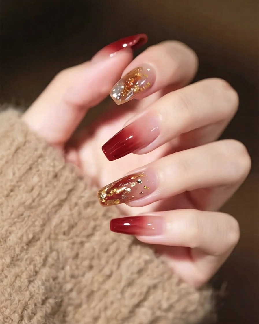 Gros plan dune main avec un nail art détaillé, mettant en vedette un cristal statement proéminent et de fines lignes dorées.