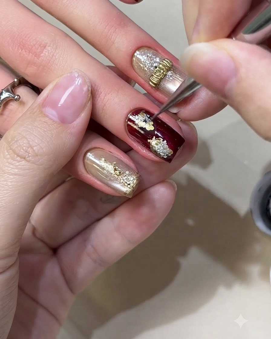Un pinceau fin ajoutant de minuscules lignes noires fines au centre dun nail art floral blanc.