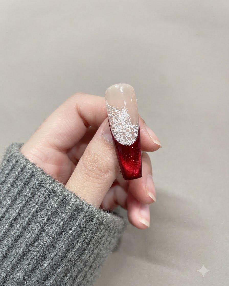 Un bâtonnet aimanté tenu près de la surface du gel œil-de-chat rouge pour attirer les particules scintillantes vers le haut.