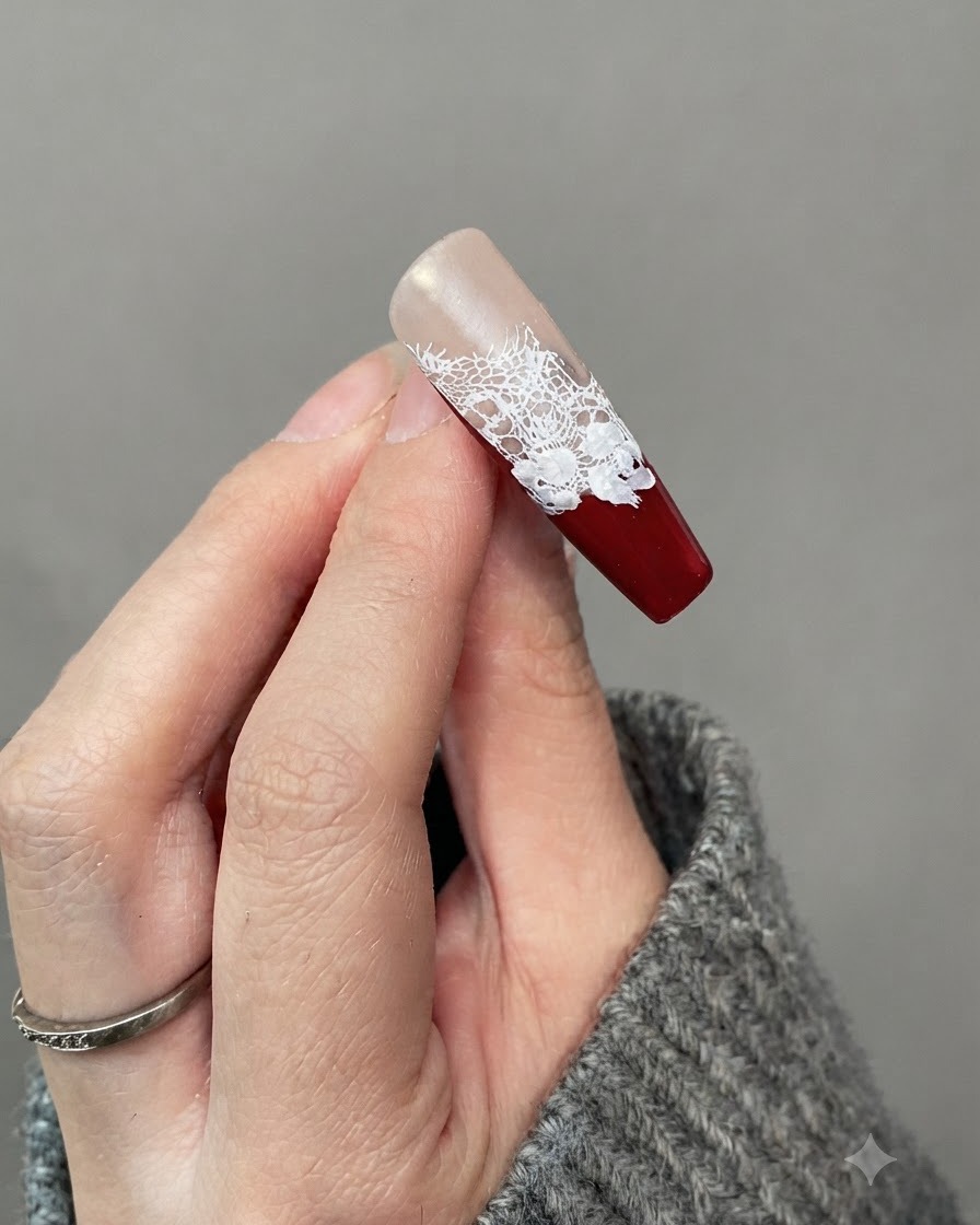 Gros plan dun ongle montrant de petits détails de feuilles blanches peints autour des bords des fleurs de roses blanches.