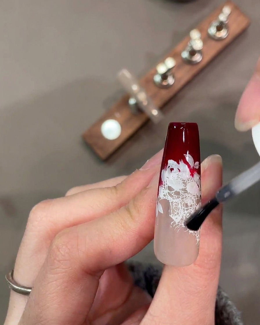 Une palette daquarelle avec des pigments mélangés de couleur rouge, verte et rose pour le nail art.