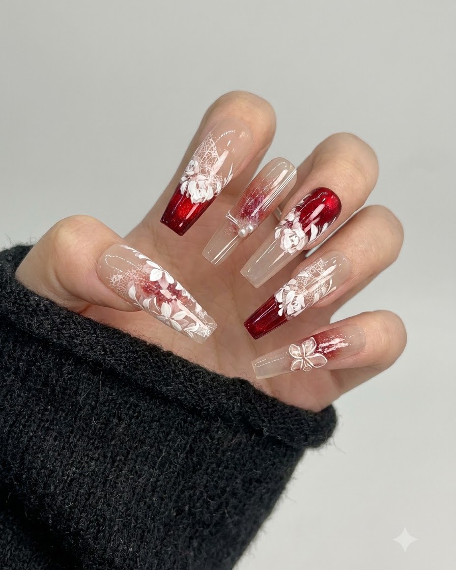 Vue densemble de plusieurs ongles press-on finis et semi-finis présentés sur une main.