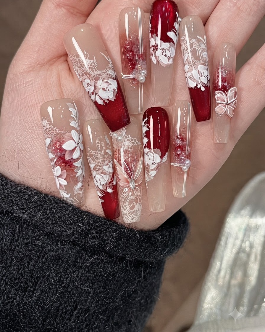 Un petit pinceau de nail art estompant les bords du liquid halo aquarelle rose et blanc sur une base dongle beige.
