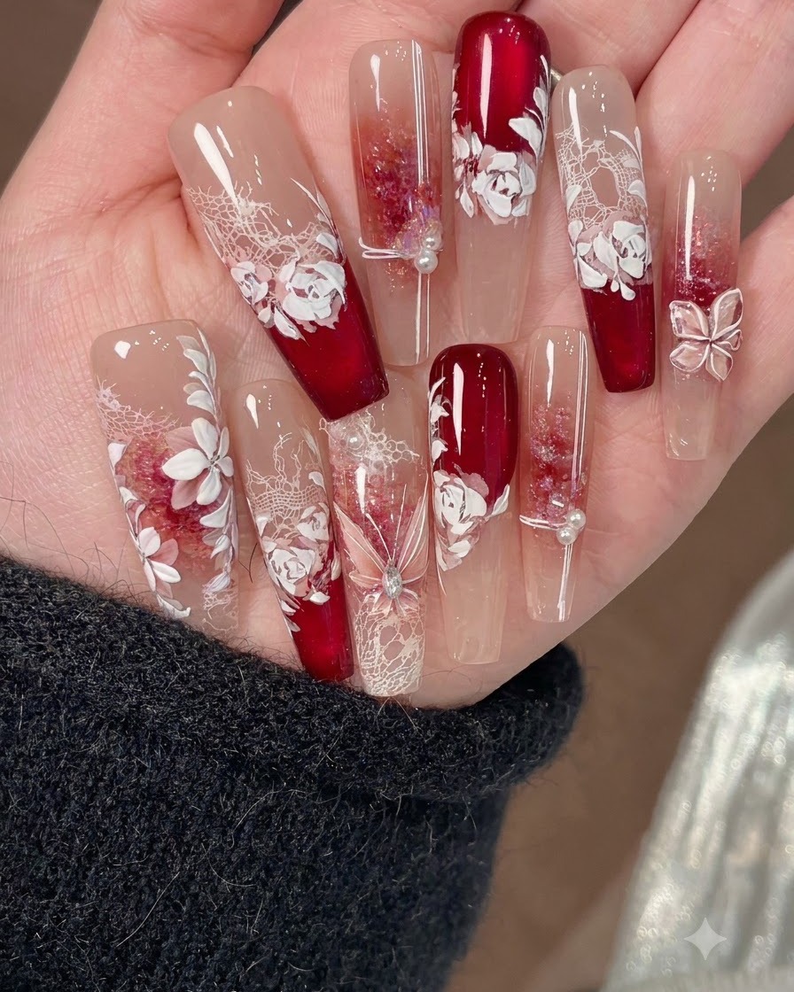 Un pinceau de nail art fin dessinant de fines lignes daccentuation sur des décorations dongles florales blanches.