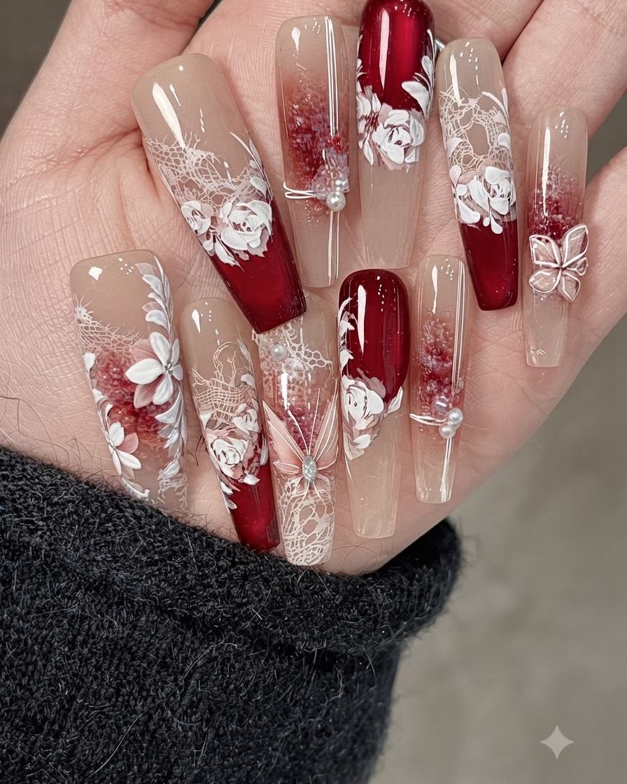 Gros plan dun ongle décoré présentant de fines lignes de fil métallique, des perles et des accents de pierres concassées.