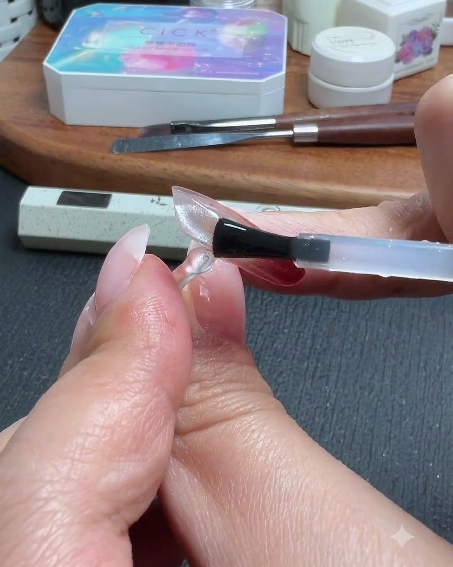 Un pinceau appliquant une couche de finition sur une extension dongle translucide transparente.