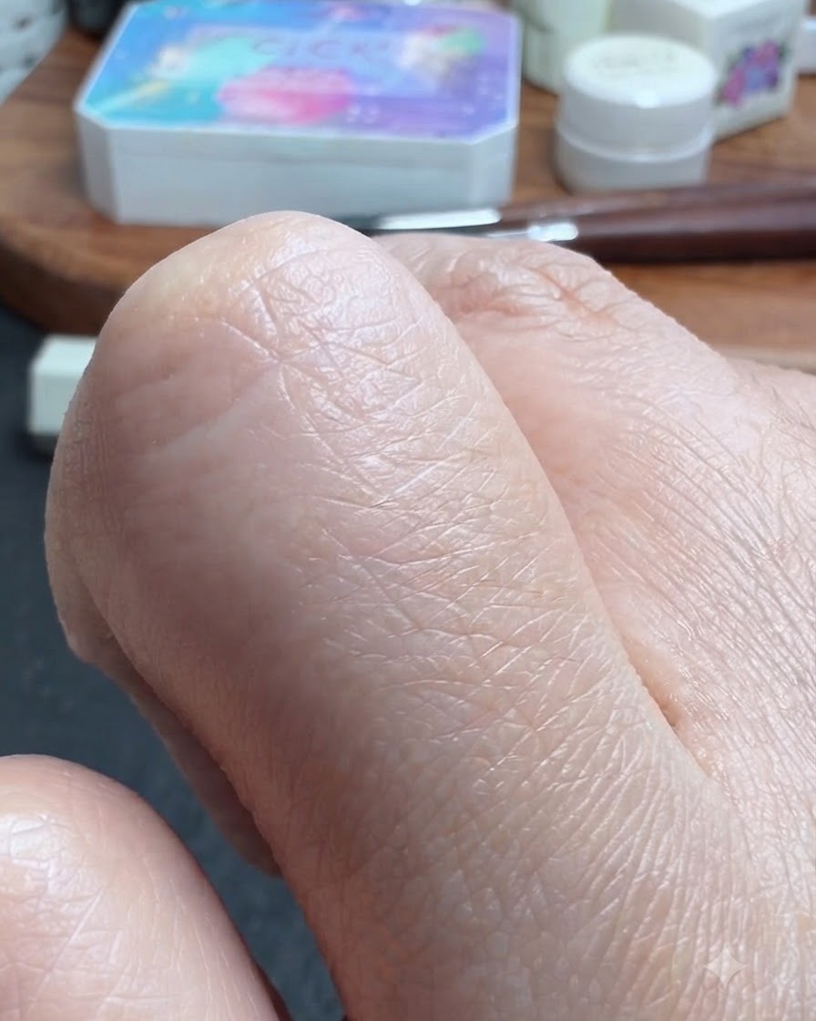 Une vue rapprochée dun pouce légèrement humidifié avec de lalcool.