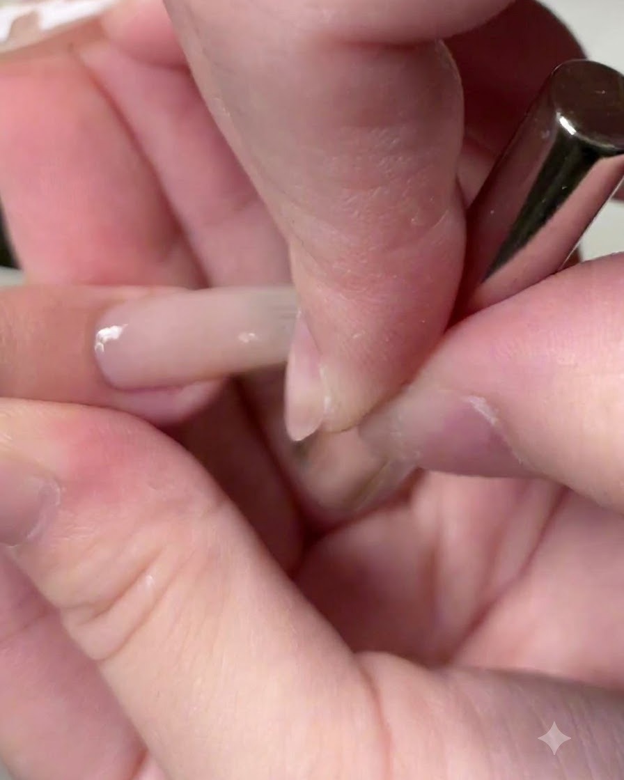 Un outil magnétique surplombant longle pour attirer le pigment cat-eye en un reflet lumineux de perle de verre.