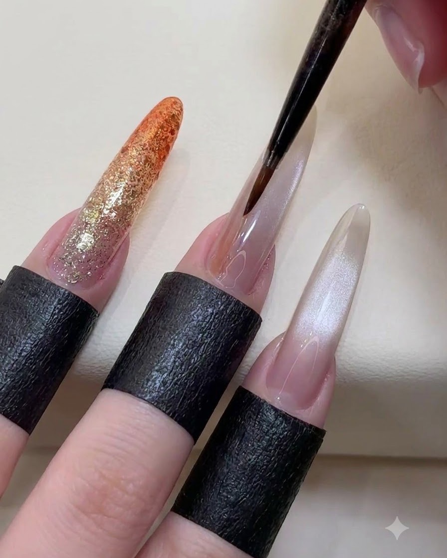 Un pinceau liner fin dessinant des lignes verticales et horizontales pour former une grille sur un ongle en amande.