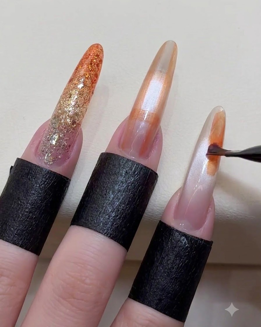 Pinceau de nail art appliquant des formes abstraites de couleur sur la surface dun ongle.