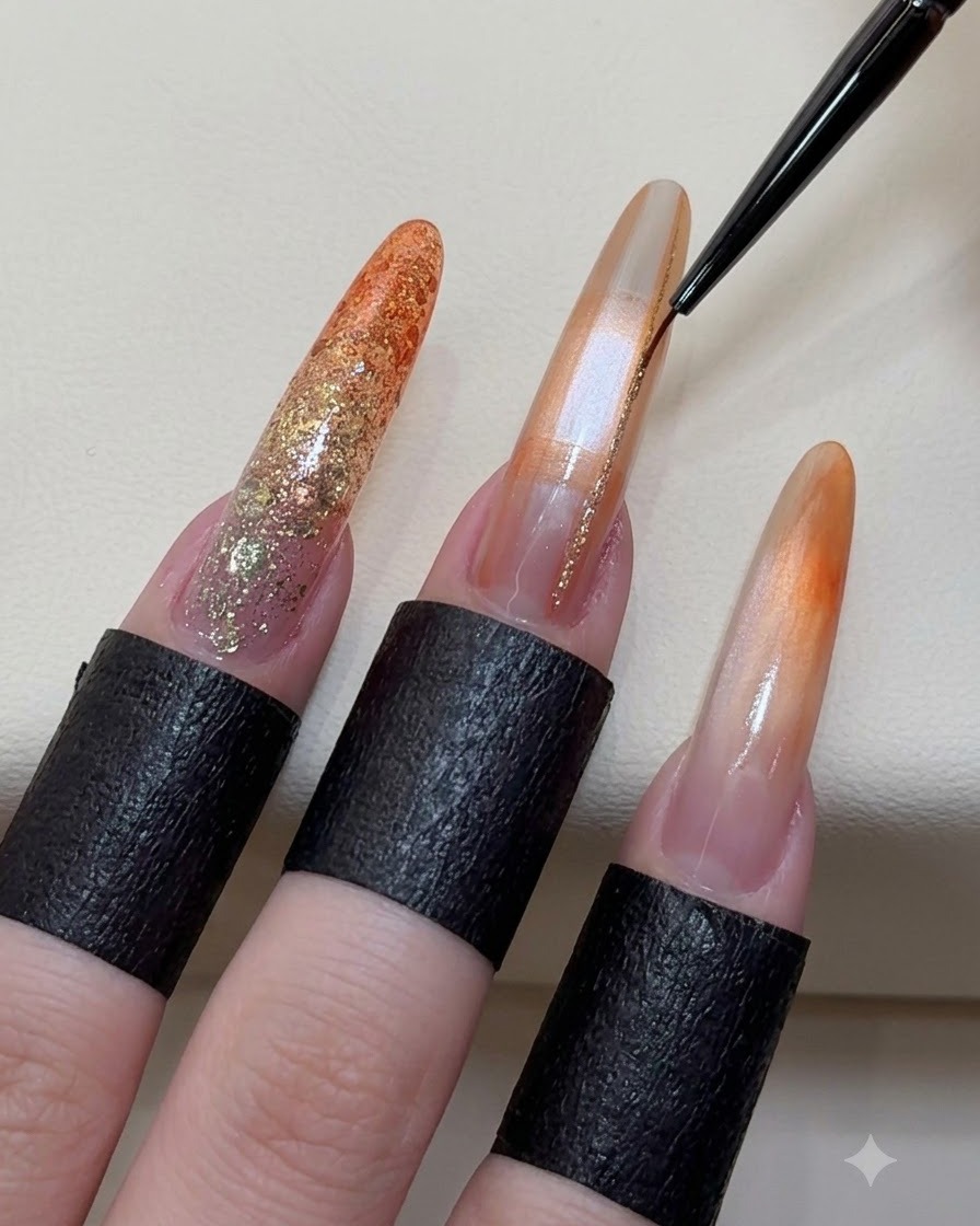 Pinceau liner appliquant de fines lignes dorées scintillantes sur la création nail art.