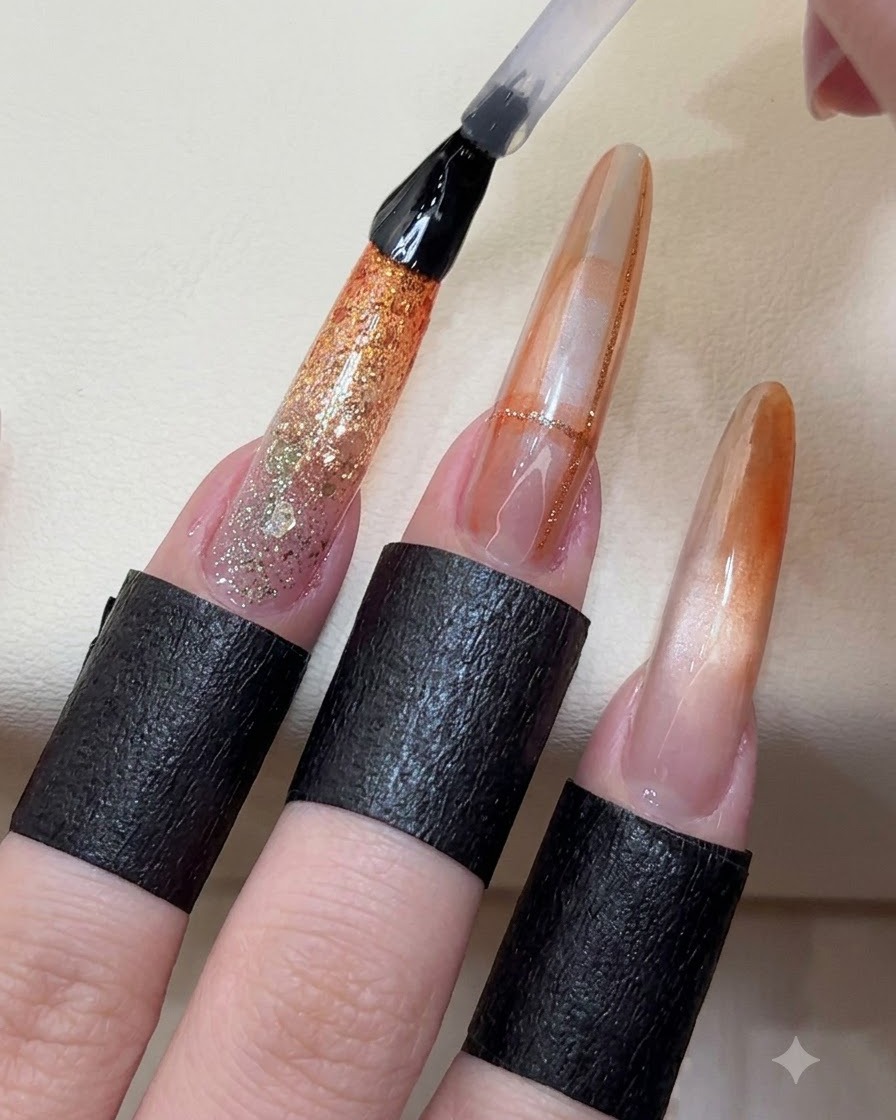 Pinceau de top coat étalant une couche brillante de scellage sur la pose dongles décorée.