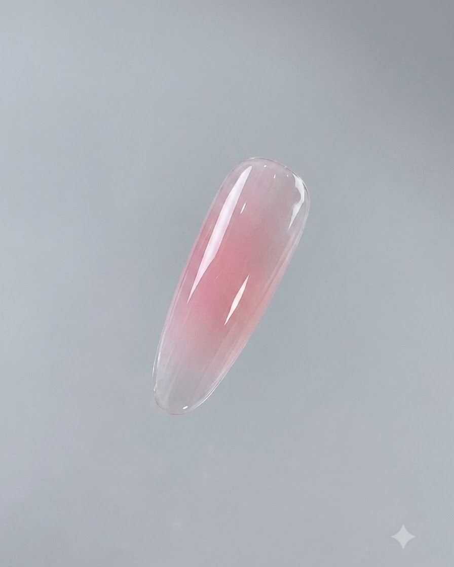 Un ongle unique fini montrant une base rose brillante et catalysée sur un fond neutre.