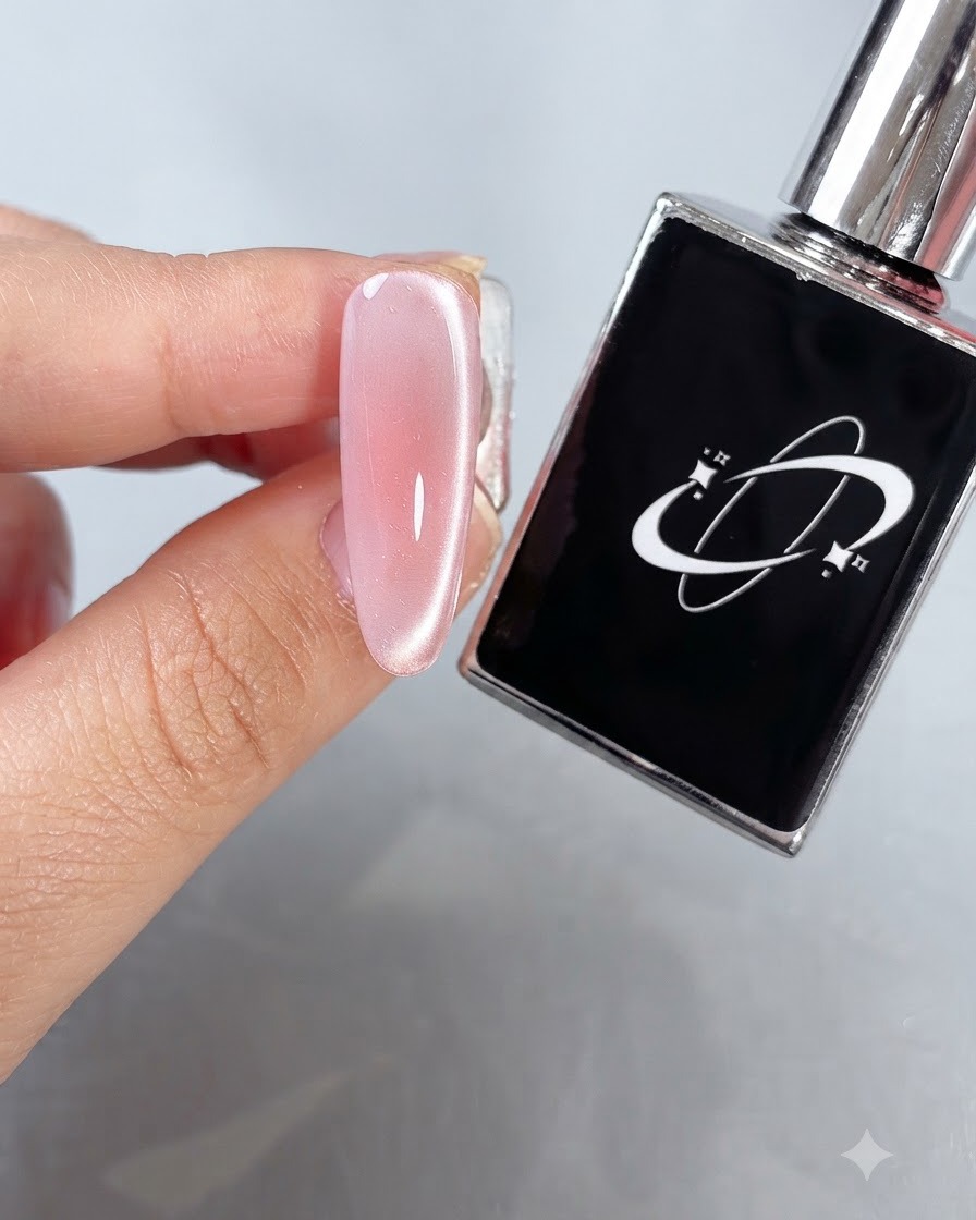 Un ongle avec une finition brillante et catalysée tenu près dun flacon de vernis gel noir sous un éclairage de studio.