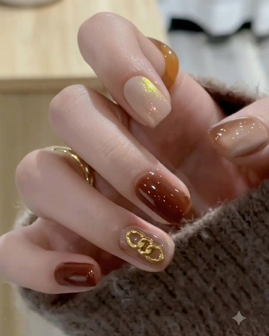 Vue rapprochée des ongles en dégradé ambre caramel terminés montrant une finition ultra-brillante après la catalysation finale et le nettoyage.