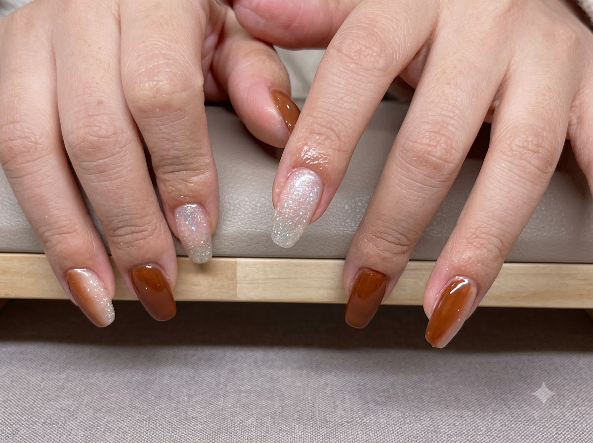 Mains positionnées de manière à montrer le dégradé de couleur allant de lambre foncé aux pointes caramel chaud.
