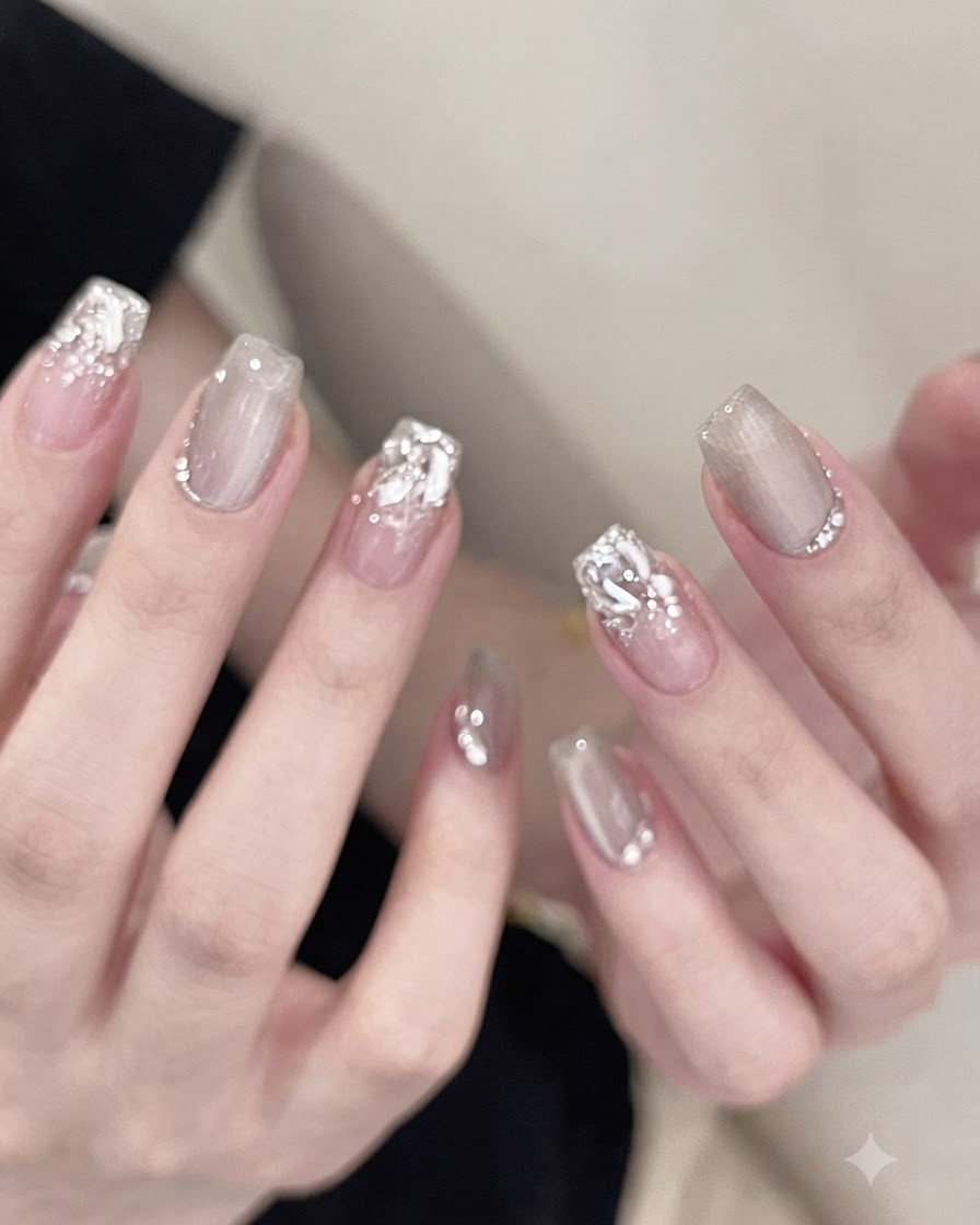 Une main placée à lintérieur dune lampe à ongles UV professionnelle, catalysant les strass et ladhésif sur les ongles.