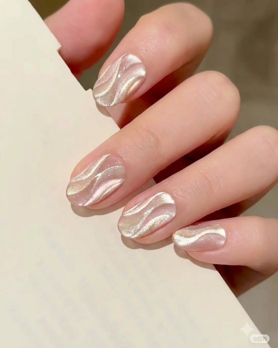 Une main reposant à lintérieur dune lampe UV/LED professionnelle pour catalyser le nail art cat eye fraîchement magnétisé.